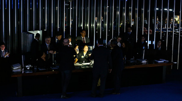 Eunício apaga luzes do Senado e adia sessão da reforma trabalhista