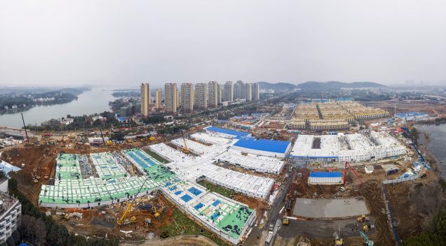 Construído em 10 dias, hospital recebe primeiros pacientes com coronavírus na China