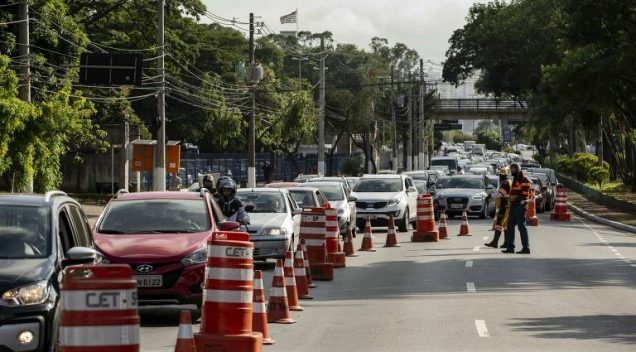 Bloqueios para estimular isolamento social causam congestionamento e lentidão em São Paulo